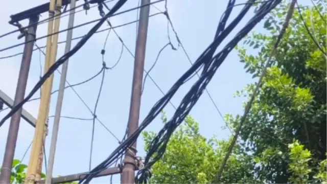 कहीं खंभे हो रहे तिरछे तो कहीं लटके बिजली के तार, हादसे का खतरा