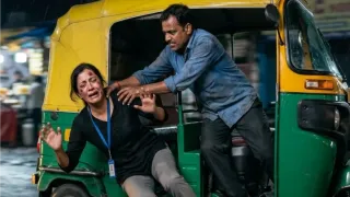 छेड़छाड़ का विरोध करने पर नर्स को ऑटो से धक्का दिया। फोटो: एआई जनरेटेड