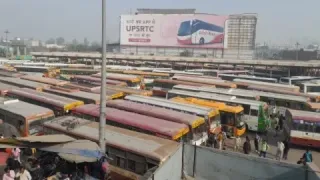 कौशांबी बस अड्डे पर खड़ी बसें। जागरण