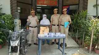 पुलिस की गिरफ्त में चोर।