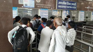 बरेली जंक्शन पर टिकट के लिए लाइन में लगे यात्री। जागरण