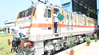 पटियाला से रवाना होते हुए AI इंजन।
