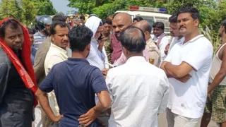 मोतिहारी में घटना स्थल पर मौजूद स्थानीय लोग।