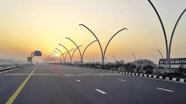 आगरा लखनऊ एक्सप्रेसवे पर युवक के शव को रौंदते रहे वाहन, दूर तक फैले अवशेष