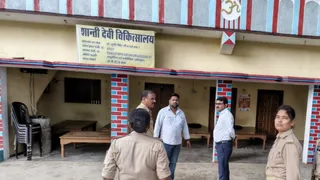 इस तरह घरों में बोर्ड लगाकर संचालित हो रहीं अवैध दुकानें। जागरण