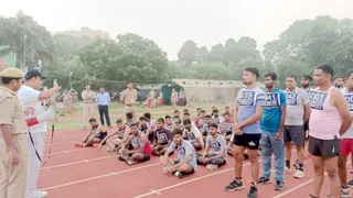 स्पोर्ट्स स्टेडियम में अभ्यर्थियों की ब्रीफिंग करते एसपी ट्रैफिक अकमल खान। सौ. पुलिस