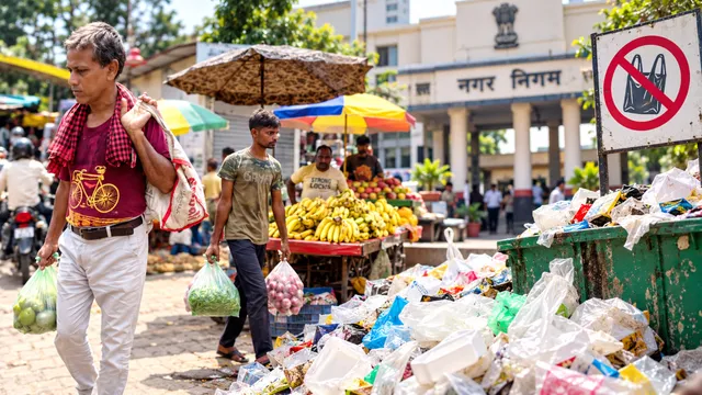 कागजों में सिमटा बैन: नगर निगम के सामने ही खुलेआम बिक रही सिंगल यूज प्लास्टिक, 50 टन कचरा बढ़ा रहा टेंशन