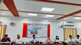 फार्मर रजिस्ट्रेशन आइडी की समीक्षा बैठक करते डीएम कौशल कुमार। सौ. आईपीआरडी