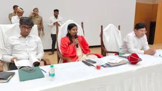 नगर निगम की बोर्ड बैठक को संबोधित करतीं मेयर कामिनी राठौर।