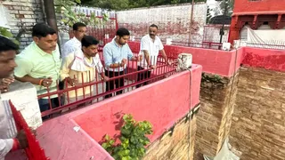भदैनी स्थित ऐतिहासिक लोलार्क कुंड का निरीक्षण करते महापौर अशोक कुमार तिवारी और नगर आयुक्त हिमांशु नागपाल