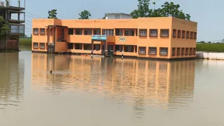 Munger Flood Impact Half Yearly School Exam Postponed : मुंगेर में बाढ़ के पानी में जलमग्न विद्यालय का भवन
