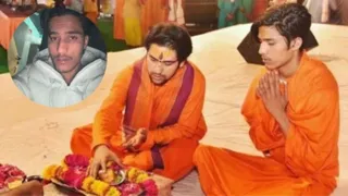 भाई शालिग्राम गर्ग (दायें) के साथ पूजा-अर्चना करते पंडित धीरेंद्र शास्त्री।