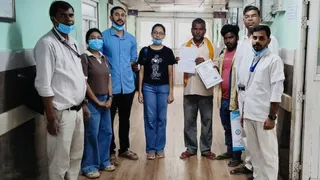 पिता की आंखें दान करने के बाद प्रमाणपत्र के साथ जितेंद्र महतो।