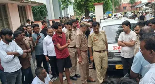 पोस्टमार्टम हाउस पर न्याय की मांग को लेकर धरने पर सपा नेता पवन के परिजन।