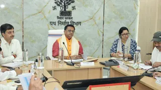समीक्षा बैठक करते मंत्री इंजीनियर शैलेंद्र। सौ-विभाग