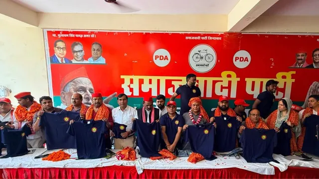 अब नीली वर्दी पहन मैदान में उतरेगी सपा छात्र सभा, आगरा में कार्यकर्ताओं को टी-शर्ट्स वितरित