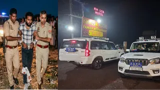 निरसा में मुठभेड़ के बाद शूटर सागर सिंह को टांग कर ले जाते पुलिस-पदाधिकारी और घटनास्थल पर खड़ीं पुलिस की गाड़ियां। (फोटो जागरण)