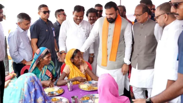 मुंगेर बाढ़ राहत शिविर में CM सम्राट चौधरी का अंगिका अंदाज; बोले- 'हम्मे छियै नऽ, खाना खैलहो कि नैय'
