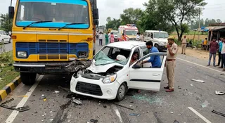 डीडवाना-कुचामन के नावा में कार और डंपर की भीषण टक्कर हुई (फोटो- AI GENERATED)