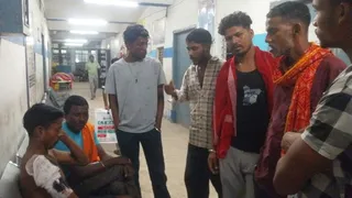 Araria Sikti Bardaha Road Mobile Snatching Shooting Attack News: अररिया सदर अस्पताल में भर्ती घायल मुकेश मल्लिक और घटना की जानकारी लेते एसडीपीओ