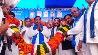 Neeraj Rawat BSP Kheragarh UP Election 2027: बसपा द्वारा राजमहल गार्डन में आयोजित जनसभा में प्रत्याशी नीरज रावत मध्य में दाएं मुख्य मंडल प्रभारी प्रताप सिंह बघेल और बाएं मुख्य मंडल प्रभारी विक्रम सिंह। जागरण