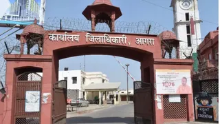 Agra News: आगरा जिलाधिकारी दफ्तर।