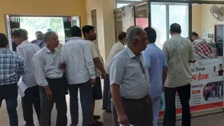 नगर निगम सेवाभवन में संपत्ति कर बिलों के संबंध में आ रही लोगों की भीड़। जागरण
