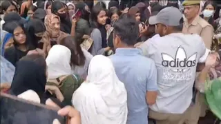 वीमेंस कालेज में छात्राओं और प्राक्टोरियल टीम में होती नोकझोंक । वीडियो ग्रैब