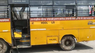 ब्रेक फेल होने से बस पलटी।