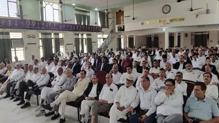 मेरठ बार और जिला बार की हुई संयुक्त आम सभा में मौजूद अधिवक्ता।