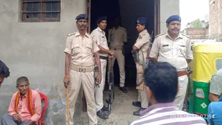 हत्या के जांच के लिए पहुंची पुलिस। फोटो जागरण