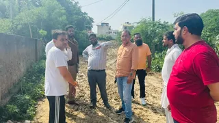 ग्रामीणों के साथ पुरानी रोड का निरीक्षण करते अधिकारी। जागरण