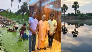 एनेक्सी भवन में मुख्यमंत्री योगी आदित्यनाथ के साथ तरकुलहा मंदिर स्थित पोखरे की सफ़ाई करने वाले अनुपम गुप्ता व करन निषाद