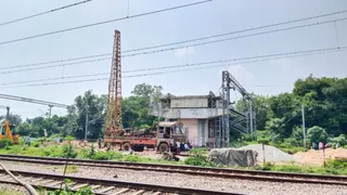 अधूरा पड़ा पाली रेलवे पुल। जागरण