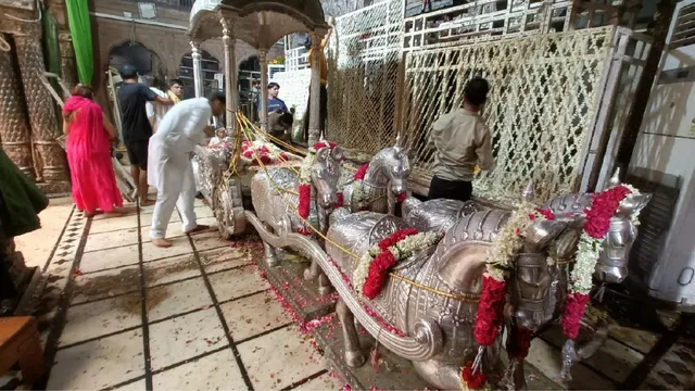 ठाकुर बांकेबिहारी मंदिर में चांदी के रथ पर विवाद गहराया, नोटिस मिलने से रोष; कानूनी राय ले रहे सेवायत
