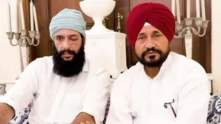 घायल राहुलइंद्र सिंह का हाल जानने पहुंचे पूर्व सीएम चरणजीत सिंह चन्नी।