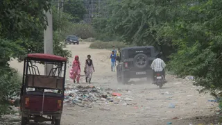 आली विहार में इसी कच्चे रास्ते से होकर गुजरने को मजबूर हैं स्थानीय लोग और वाहनचालक। जागरण