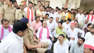 Firozabad News: कार्यकर्ताओं और पदाधिकारियों के साथ मंगलवार दोपहर धरने पर बैठे सपा के राष्ट्रीय महासचिव एवं राज्यसभा सदस्य रामजीलाल सुमन (पीछे दाएं से तीसरे) से वार्ता करते एसपी ग्रामीण अनुज चौधरी (बाएं से दूसरे) : जागरण