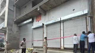 भट्टा नंबर-5 रोड पर अवैध दुकाने सील करती वर्तन जोन-1 की टीम। सौ- जीडीए