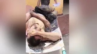 अचेत अभ्यर्थी को इमरजेंसी वार्ड में ले जाता स्वास्थ्यकर्मी