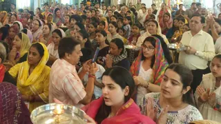 गांधीनगर में गणेश जी की आरती में बड़ी संख्या में श्रद्धालुओं ने भाग लिया।
