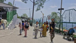 क्षतिग्रस्त हिस्से की मरम्मत के बाद बैटरी कार मार्ग से भवन की ओर जाते श्रद्धालु। (फोटो- जागरण)