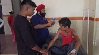 युवक को अस्पताल में भर्ती कराया गया।