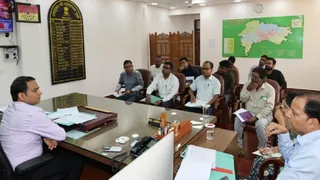 दिशा-निर्देश देते हुए उपायुक्त। जागरण