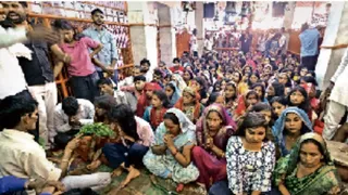 Mainpuri News: कुम्हौल स्थित बाबा शेगनाथ मंदिर में दर्शन करने आए श्रद्धालुगण l जागरण
