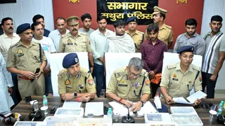 चोरी की जानकारी देने के दौरान पुलिस अधिकारी। जागरण