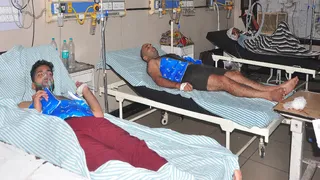 कैलाश प्रकाश स्टेडियम में चल रही होमगार्ड भर्ती को लेकर हुई दौड़ में तबीयत बिगड़ने पर मेडिकल कालेज की इमरजेंसी में भर्ती अभ्यर्थी। जागरण
