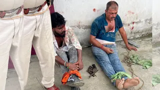 दो बदमाशों को ग्रामीणों ने पकड़ लिया।
