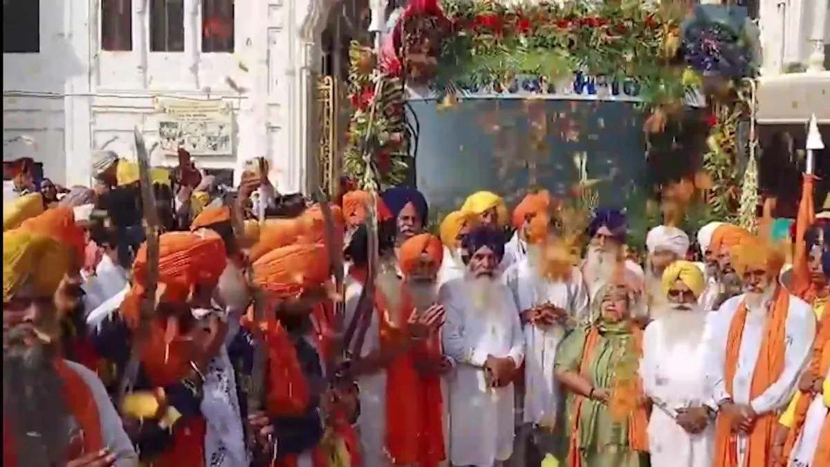 nagar kirtan flower shower