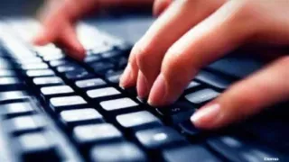कंप्यूटर ऑपरेटर की कार्यशैली से नाराजगी। सांकेतिक तस्वीर